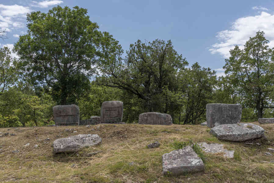 Croacia - Cista Velika - cementerio medieval - tumbas Stecci 04.jpg